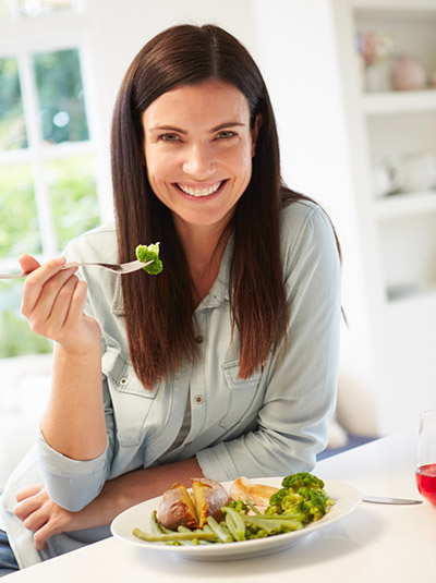 mujer comiendo saludable